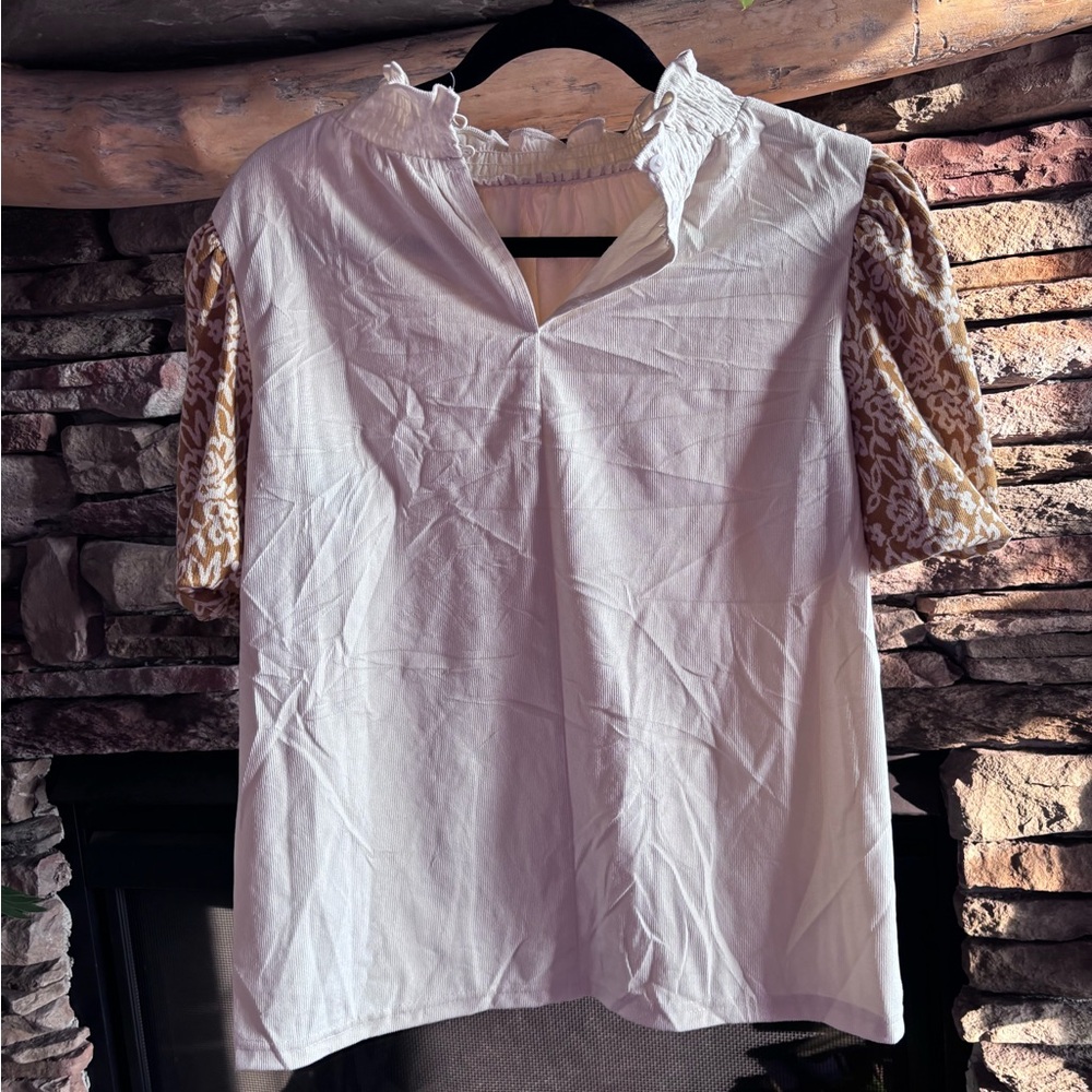 VOY MEDIUM Women's Cream Top with Gold Patterned Sleeves (B5526) - Picture 5 of 7